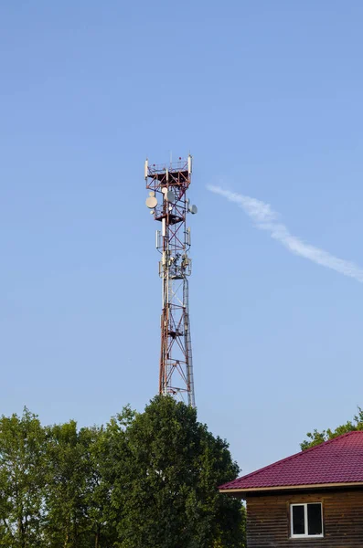 Fernseh-Funkturm in der Stadt, grüne moderne Stadt. Übertragung von Signalen in verschiedene Landesteile. Fernseh-Funkturm in der Stadt, grüne moderne Stadt. Getriebe — Stockfoto