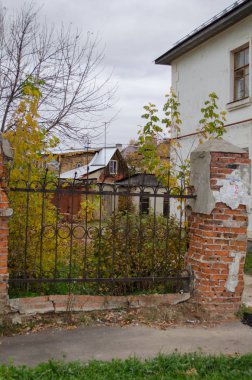 Eğik çitli eski Stalinist evi