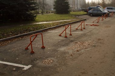 Çok katlı binaların yanındaki park yeri.