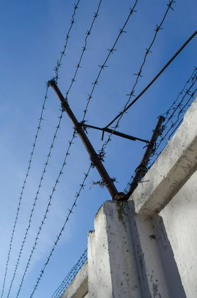 Barbed wire over the wall — Stock Photo, Image