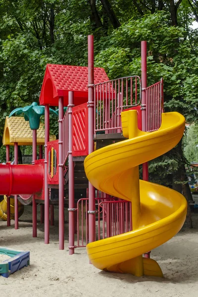 Sağ tarafta spiral kaydıraklı çocuk oyunu kompleksi