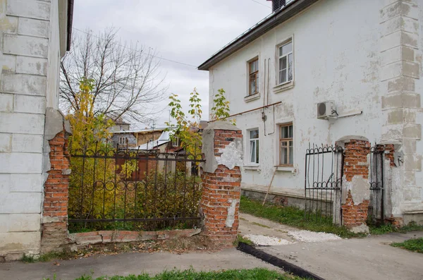 Eğik çitli eski Stalinist evi