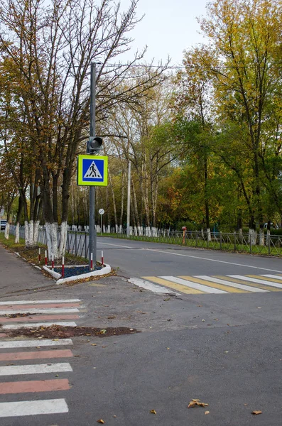 Crocevia con un passaggio pedonale e un cartello nella città autunnale — Foto Stock