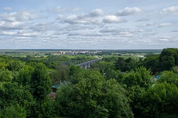 Vista del puente sobre el río Klyazma en Vladimi — Foto de Stock