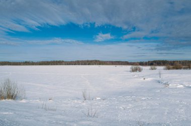 Güzel kış gününde mavi gökyüzü