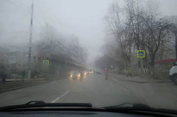 Bad Weather Driving - słaby widok spowodowany intensywnym deszczem i rozpylaniem wody, mgła — Zdjęcie stockowe