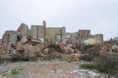 Eski tuğla çok katlı bina yok. Yıkık bina yok
