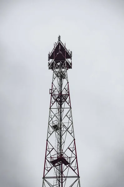Las torres de telecomunicaciones incluyen de radio microondas y sistema de antena de televisión. Torre de la antena, vista de ángulo bajo . —  Fotos de Stock