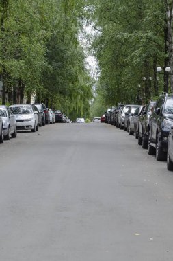 Arabalar birbirine çok yakın bir şekilde caddeye park edilmiş..