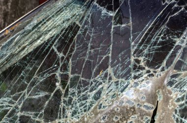 Araba kazasından sonra, ön cam yol yüzeyine düştü..