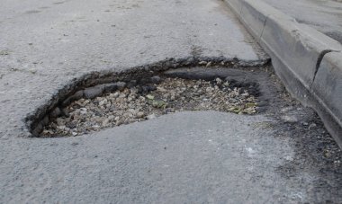 Asfaltta derin bir delik