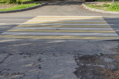 Yaya geçidi zebrası yolun karşısında