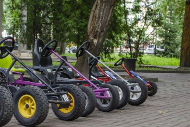 süratli araçlar arka arkaya park ediyor