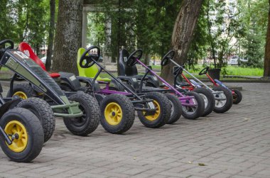 süratli araçlar arka arkaya park ediyor