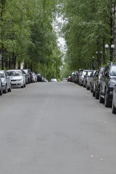 Az autók nagyon szorosan egymás mellett parkolnak az utcán.. — Stock Fotó