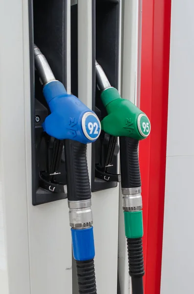 Gas pomp spuitstukken in een tankstation — Stockfoto