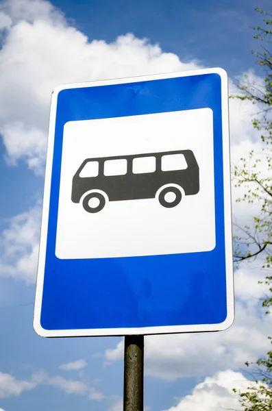 Posta direğindeki otobüs durağı tabelası, trafik yol tabelası,