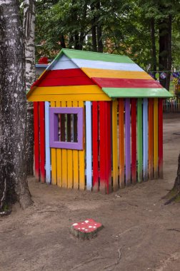 Bahçedeki çocuk ahşap evi. Oyunlar için ev