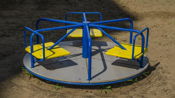 Lekplats Merry Go Round Carousel Spinning Platform för barn i primära färger — Stockfoto