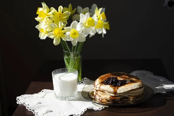 Στοίβα τηγανίτες με μαρμελάδα φραγκοστάφυλο στο πιάτο σε μαύρο τραπέζι, νόστιμο επιδόρπιο για πρωινό — Φωτογραφία Αρχείου