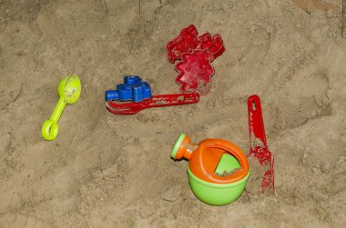 Kum havuzunda veya kumlu plajda yaz oyunları için çok renkli çocuk oyuncakları seti. Çocuklarla yaz tatili kavramı.