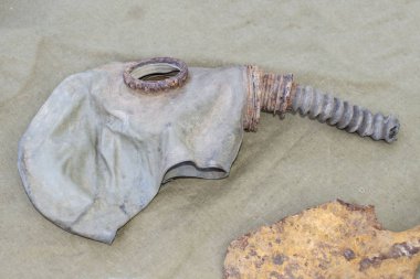 Eski bir gaz maskesi. Paslı eski askeri gaz maskesi ve kürek