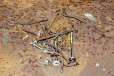 Paslı arka plan ve dokuda paslı çiviler ve vidalar