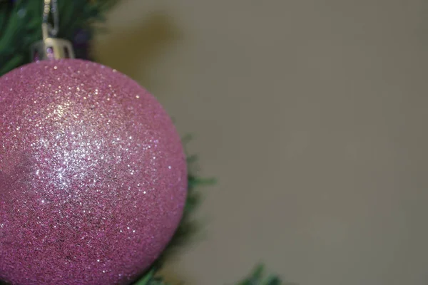 Ροζ χριστουγεννιάτικη μπάλα με λάμψη από κοντά — Φωτογραφία Αρχείου