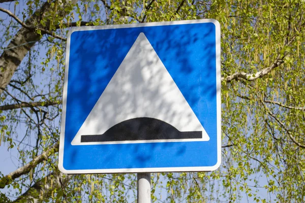 Straßenschild im Frühjahr künstlich rauh in der Stadt — Stockfoto