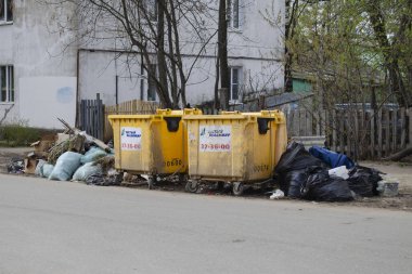 Vladimir, Rusya 30 Nisan 2019 Stasova sokağı 29 kalabalık çöp konteynırı