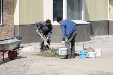 Vladimir, Rusya 30 Nisan 2019 St. Tchaikovsky 32a, Vladimir, işçiler tamirat yapar.