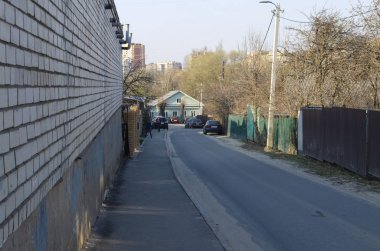 Vladimir, Rusya 22 Nisan 2019 Vladimir Caddesi Pushkarskaya, d. 36, Vladimir 'in merkezinde özel sektörün bir şeridi.