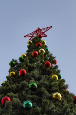 Alışveriş merkezindeki dev bir Noel ağacı. Çok çeşitli dekorasyonlarla süslenmiş dev bir Noel ağacı. Ampuller de dahil.