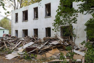 Yıkıma uğrayan binanın boş pencereleri