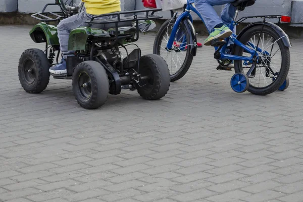 Mały chłopiec jedzie na elektryczny quad bike. Rowery rowerowe — Zdjęcie stockowe