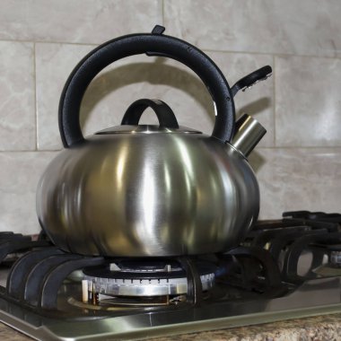 bir gaz sobası, ana yemek, çay için kaynatın su üzerinde çelik su ısıtıcısı