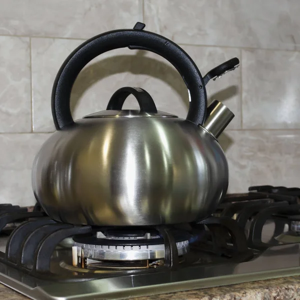 bir gaz sobası, ana yemek, çay için kaynatın su üzerinde çelik su ısıtıcısı
