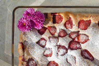 Krema şekeri ve böğürtlenle süslenmiş çilekli tart. Üst görünüm