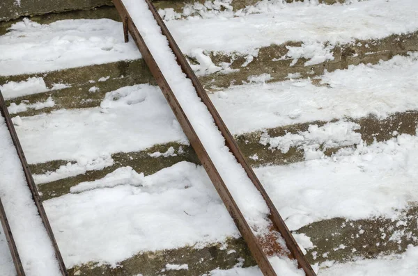 Rampa dla wózka inwalidzkiego i schody dla normalnych osób przylegających, śnieg — Zdjęcie stockowe