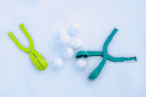 Dwóch Snowball Maker Leżących Śniegu Obok Zjeżdżalni Śnieżki Wykonane Ich — Zdjęcie stockowe