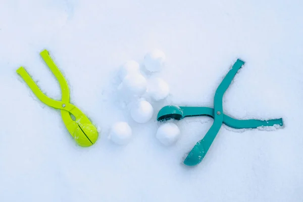 Два Виробника Сніжок Лежать Снігу Поруч Гіркою Сніжок Зроблені Допомогою Ліцензійні Стокові Фото