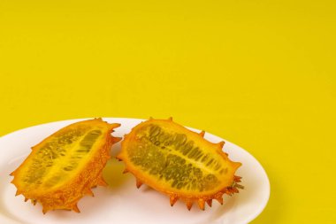 Turuncu arka planda kiwano tropikal meyvesi. Egzotik meyve. Boşluğu kopyala