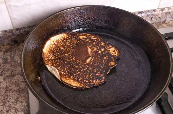 Panqueque Quemado Una Sartén Hierro Fundido Frito Aceite — Foto de Stock