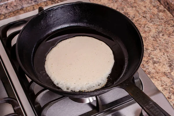 Panqueques Fritos Una Sartén Hierro Fundido Una Estufa Gas — Foto de Stock