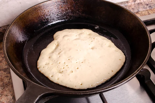 Panqueques Fritos Una Sartén Hierro Fundido Una Estufa Gas — Foto de Stock