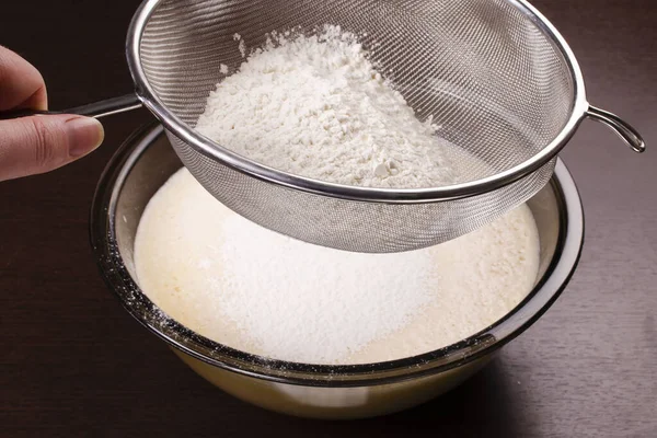 Processo Peneirar Farinha Trigo Uma Massa Panqueca — Fotografia de Stock