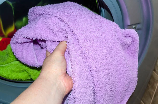 Женская Рука Кладет Фиолетовое Полотенце Стиральную Машину — стоковое фото