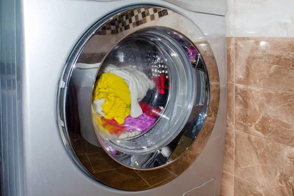 多色タオルは トップロード洗濯機で洗浄されます ストックフォト