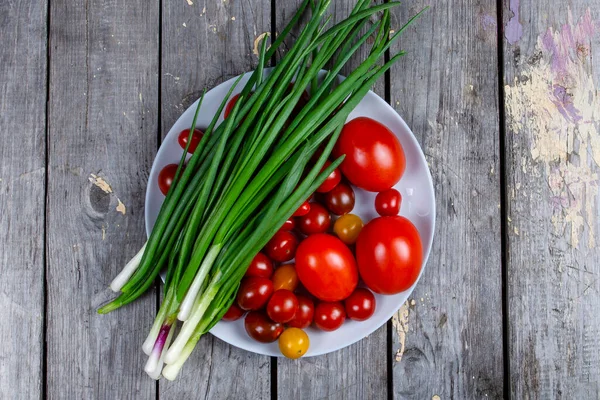 Tomates Cherry Ciruela Con Cebollas Verdes Jóvenes Encuentran Plato Gris — Foto de Stock