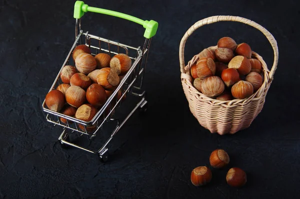 Basket Hazelnuts, filbert on wooden backdrop. heap or stack of hazelnuts. — Stock Photo, Image